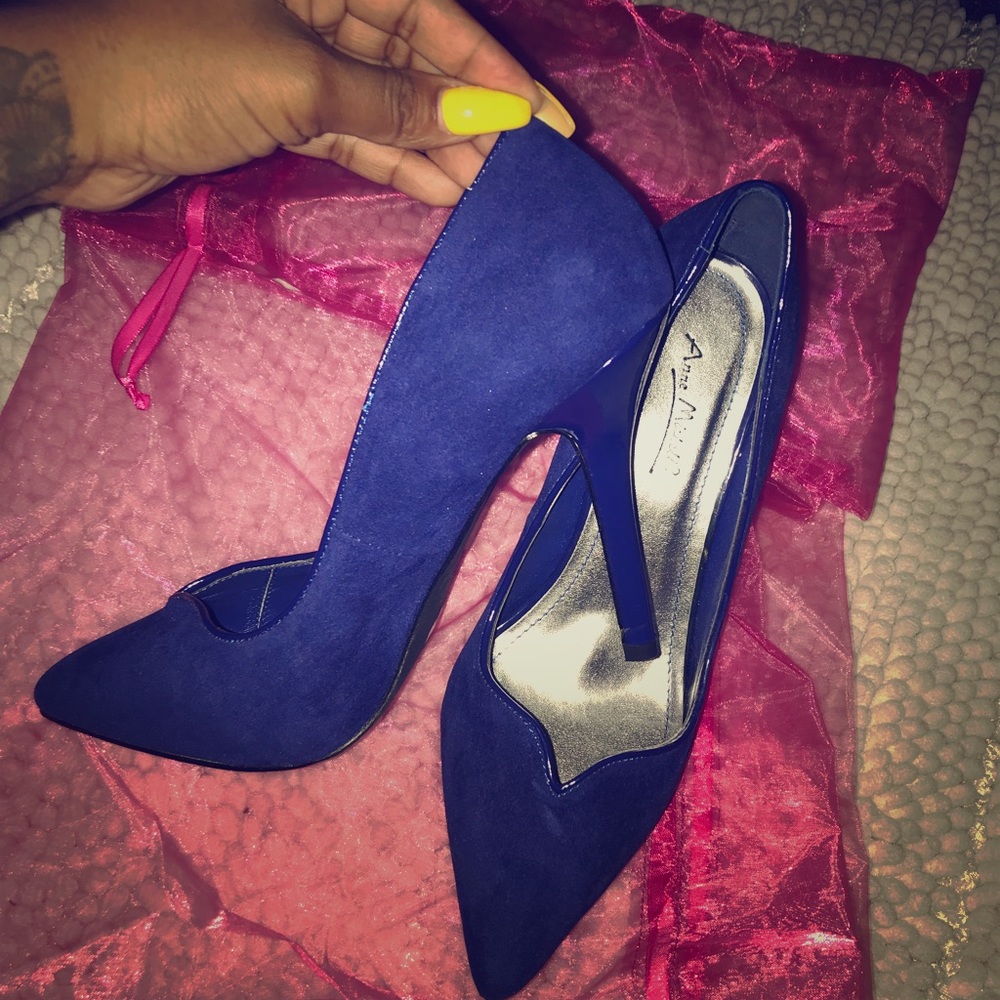 Royal blue point toe heels...